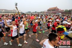 2025北京半马开跑 肯尼亚选手打破女子